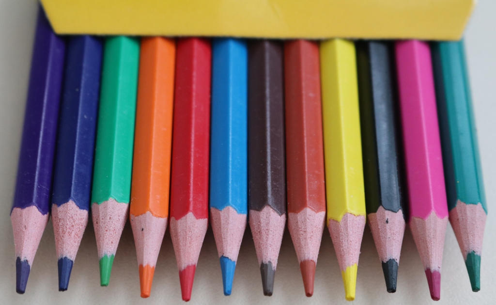 Покажи какие карандаши. Цветные пластиковые карандаши. Карандаш с разноцветным грифелем. Пластмассовый карандаш. Короткие цветные карандаши.