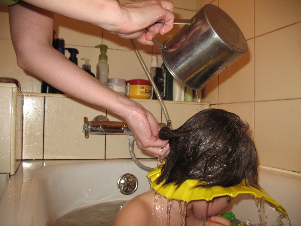 Что делать если волосы не промываются после шампуня