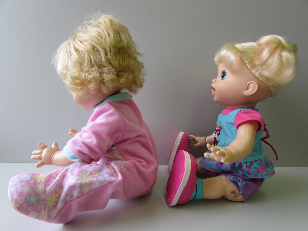 Игры кукла мама. Куклы Фишер. Куклы которые сами ходят. Кукла которая ходит сама. Кукла сидит.